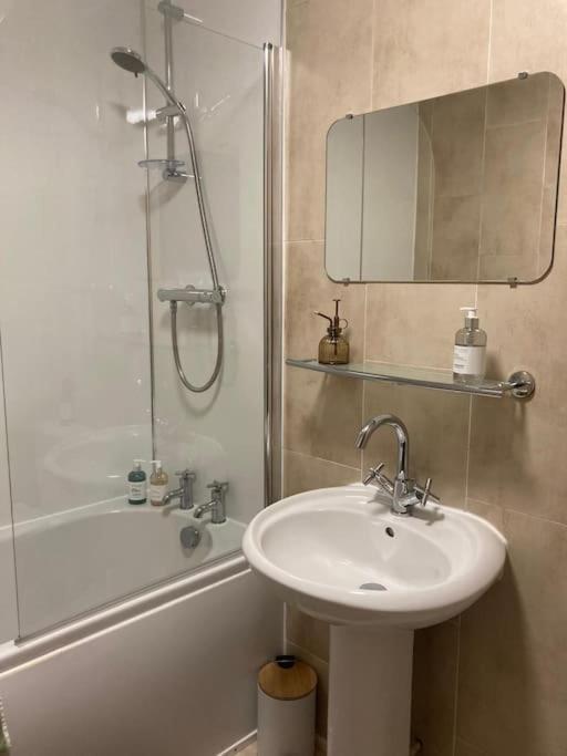 Bright Modern 2 Bedroom Apartment Free Parking And Wi-Fi Aberdeen Bagian luar foto