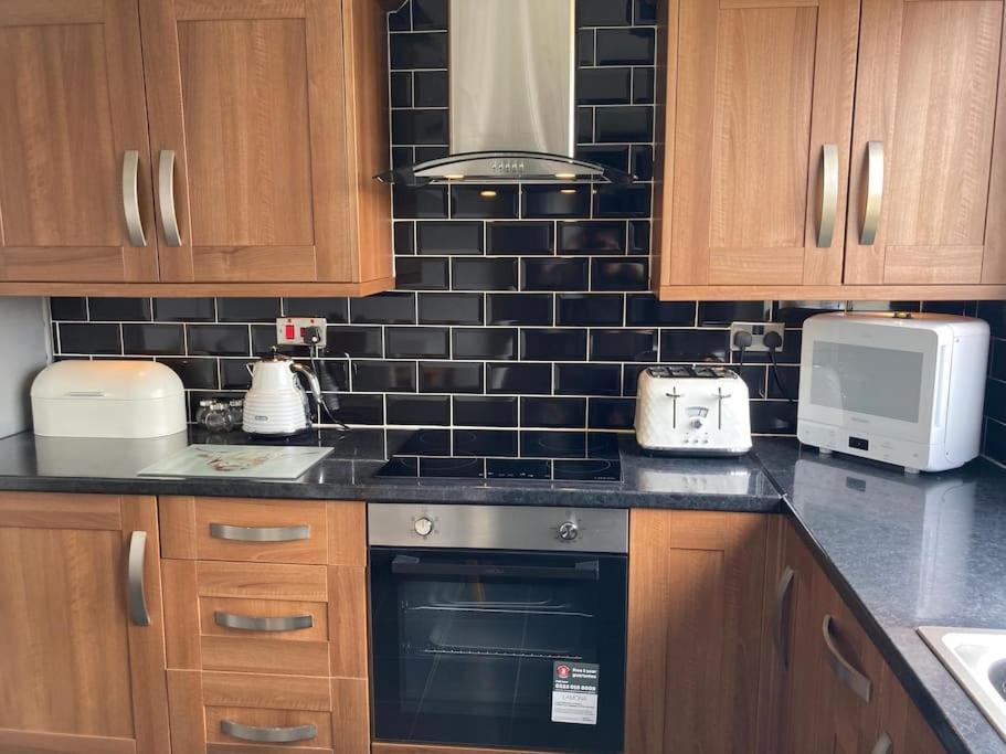 Bright Modern 2 Bedroom Apartment Free Parking And Wi-Fi Aberdeen Bagian luar foto